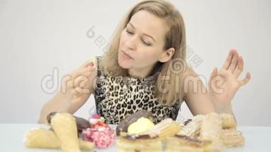 长时间饮食后疯狂吃纸杯蛋糕的女人